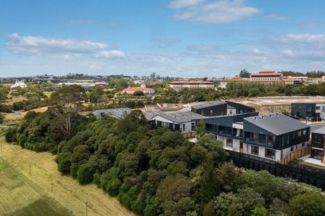 Photo of property in 2/1 Parapara Place, Albany, 0632