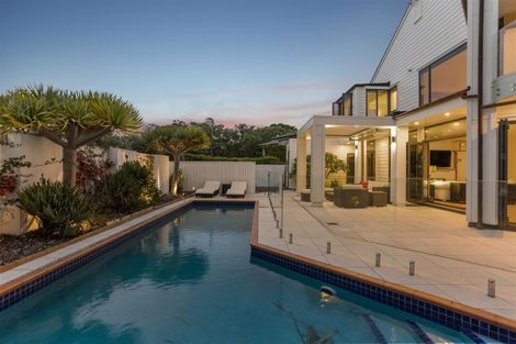 Photo of property in 235 Bleakhouse Road, Mellons Bay, Auckland, 2014