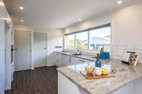 Photo of property in 9 Nugget Grove, Raumati Beach, Paraparaumu, 5032