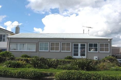 Photo of property in 70 Karaka Street, Castlecliff, Whanganui, 4501
