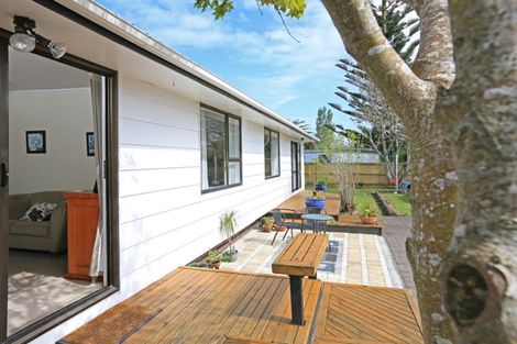 Photo of property in 9 Compass Place, Te Atatu Peninsula, Auckland, 0610