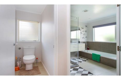 Photo of property in 1/272 Glamorgan Drive, Northcross, Auckland, 0630