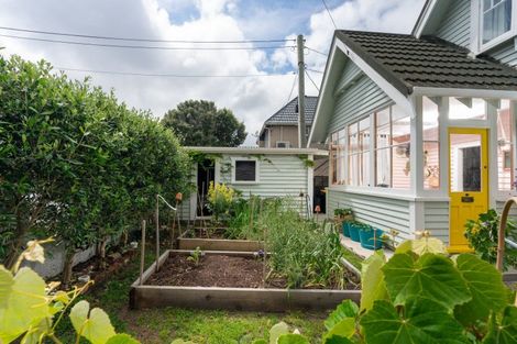 Photo of property in 40 Apu Crescent, Lyall Bay, Wellington, 6022