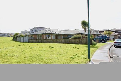 Photo of property in 18 Glen Bay Close, Pinehill, Auckland, 0632