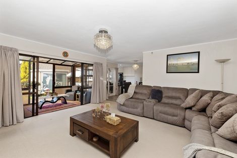 Photo of property in 2/5 Spring Grove, Henderson, Auckland, 0612
