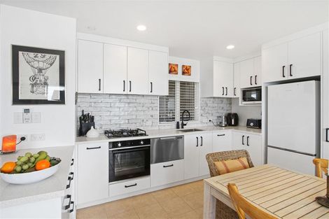 Photo of property in 28 Crispe Road, Clarks Beach, 2122