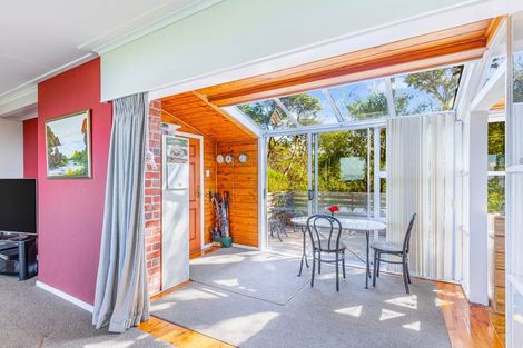 Photo of property in 98 Scenic Drive, Titirangi, Auckland, 0604