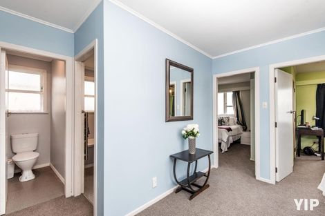 Photo of property in 44 Somes Crescent, Newlands, Wellington, 6037