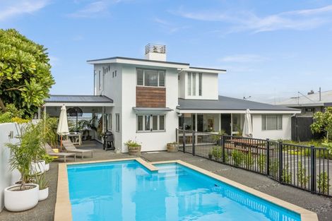 Photo of property in 2 Cobden Road, Bluff Hill, Napier, 4110