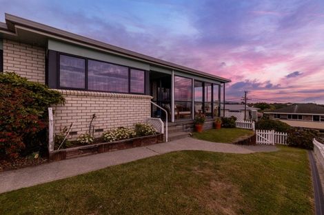 Photo of property in 47 Paynters Avenue, Strandon, New Plymouth, 4312