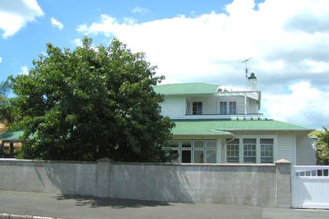 Photo of property in 21 Queen Street, Northcote Point, Auckland, 0627