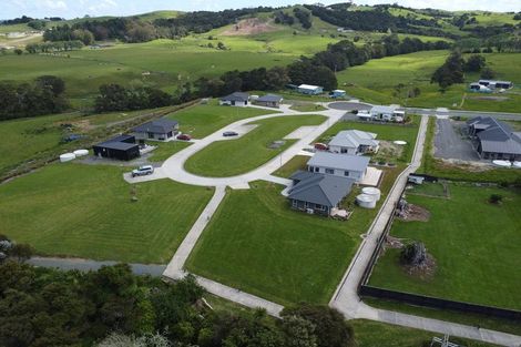 Photo of property in 17 Manaaki Circle, Paparoa, 0571