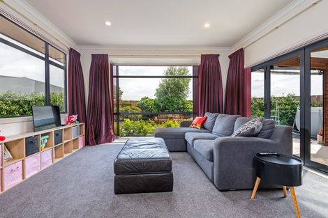 Photo of property in 8 Crabapple Close, Milson, Palmerston North, 4414