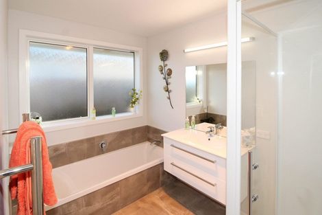 Photo of property in 28 Feist Street, Carterton, 5713