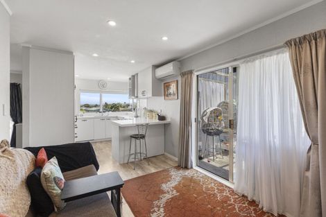 Photo of property in 27 Brookesmith Drive, Waiuku, 2123