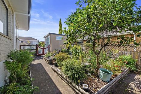 Photo of property in 2/5 Spring Grove, Henderson, Auckland, 0612
