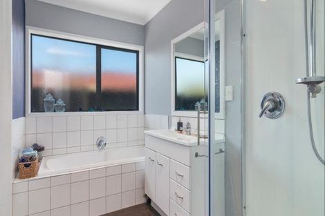 Photo of property in 4 Courtenay Place, Owhata, Rotorua, 3010