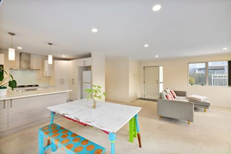 Photo of property in 106c Simpson Road, Henderson Valley, Auckland, 0614