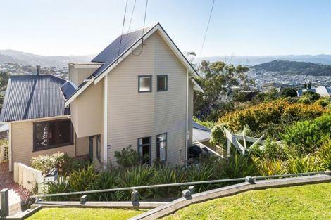 Photo of property in 46 Apuka Street, Brooklyn, Wellington, 6021
