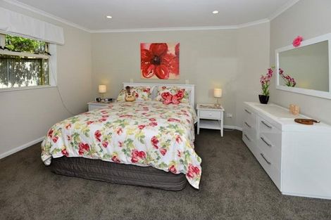Photo of property in 32 Rising Parade, Fairview Heights, Auckland, 0632