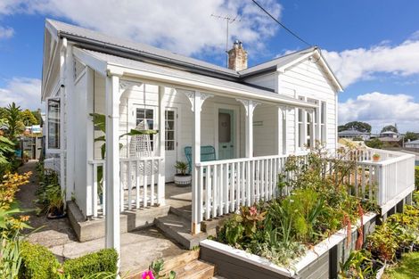 Photo of property in 54 Belt Road, New Plymouth, 4310