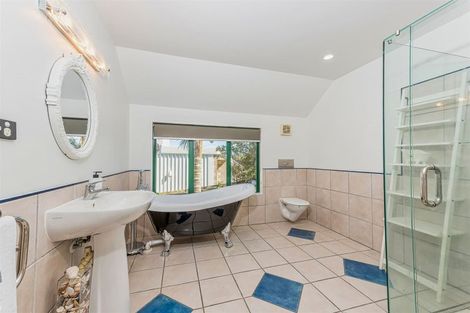 Photo of property in 215 West Harbour Drive, West Harbour, Auckland, 0618