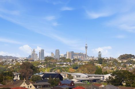 Photo of property in 2b Rangitoto Terrace, Milford, Auckland, 0620