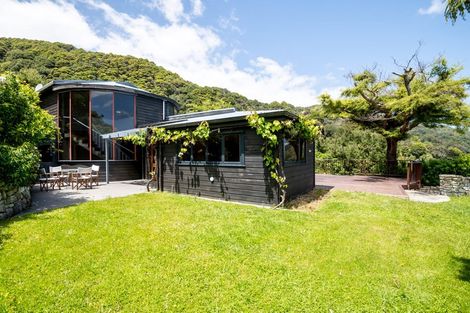 Photo of property in 5 Whiorau Grove, Lowry Bay, Lower Hutt, 5013