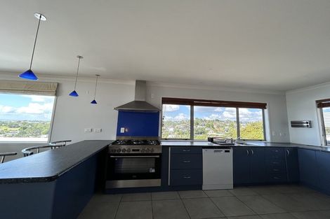 Photo of property in 7 Shearwater Rise, Rothesay Bay, Auckland, 0630