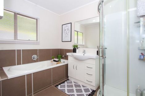 Photo of property in 1/27 Sovereign Place, Glenfield, Auckland, 0629