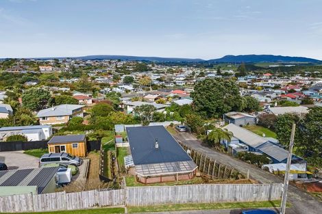 Photo of property in 42 Simons Street, Moturoa, New Plymouth, 4310