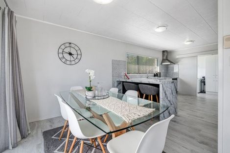 Photo of property in 2/8 Sevilla Place, Unsworth Heights, Auckland, 0632