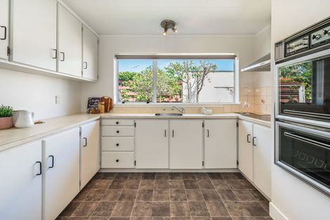 Photo of property in 33 Rewarewa Crescent, Waikanae, 5036