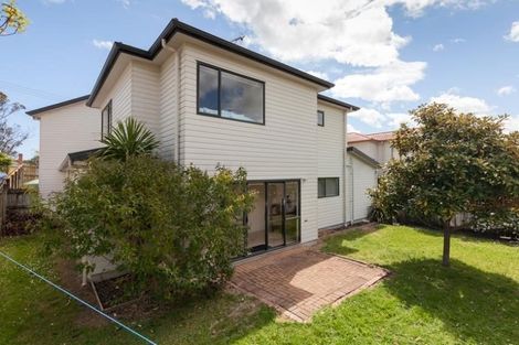 Photo of property in 37 Tiri Tiri Road, Birkdale, Auckland, 0626