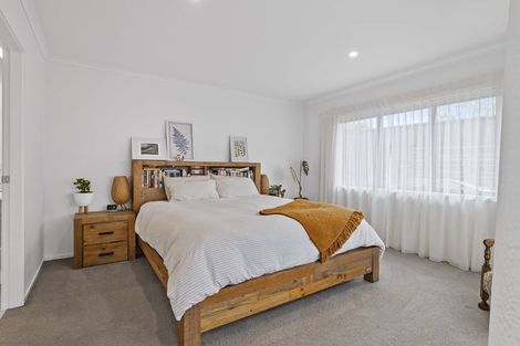 Photo of property in 8 Oakmont Crescent, Waiwhakaiho, New Plymouth, 4312