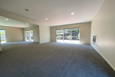 Photo of property in 11 Lakeridge Close, Northcross, Auckland, 0632