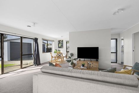 Photo of property in 118 Riversdale Drive, Merrilands, New Plymouth, 4312