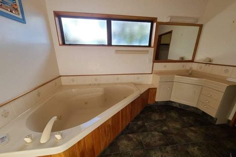 Photo of property in 8 Argyle Place, Highlands Park, New Plymouth, 4312