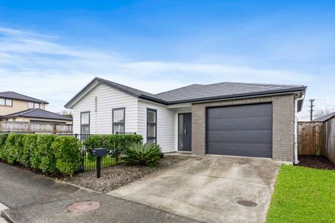 Photo of property in 11 Sauterne Road, Kumeu, 0810