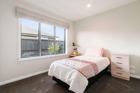 Photo of property in 8 Eric Farley Drive, Kumeu, 0810