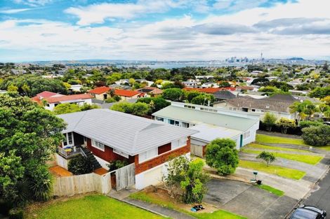 Photo of property in 10 Holdaway Avenue, Northcote, Auckland, 0627