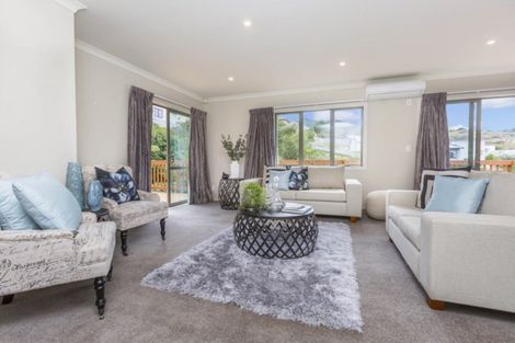Photo of property in 5 Mcewen Crescent, Riverstone Terraces, Upper Hutt, 5018