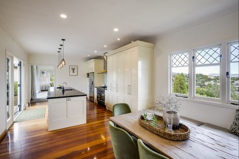 Photo of property in 44 Busby Hill, Havelock North, 4130