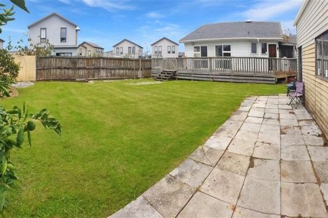 Photo of property in 32 Becker Drive, Weymouth, Auckland, 2103