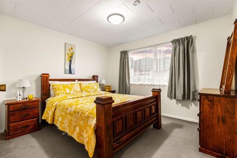 Photo of property in 2/4 Osmond Court, Sunnyvale, Auckland, 0612