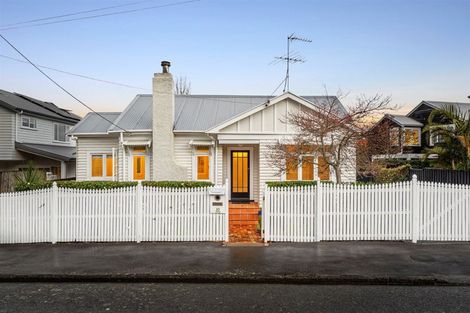 Photo of property in 10 Faulkner Road, Northcote Point, Auckland, 0627