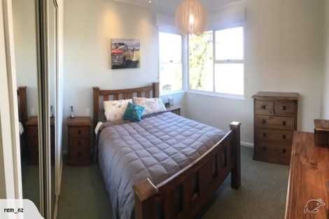 Photo of property in 8 Halcombe Place, Green Bay, Auckland, 0604