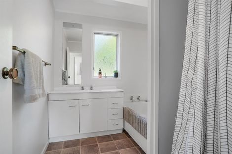 Photo of property in 2/99 Oaktree Avenue, Browns Bay, Auckland, 0630