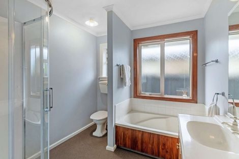 Photo of property in 1 Sevenoaks Drive, Bryndwr, Christchurch, 8053