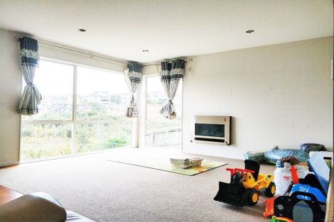 Photo of property in 8 Lakeridge Close, Northcross, Auckland, 0632